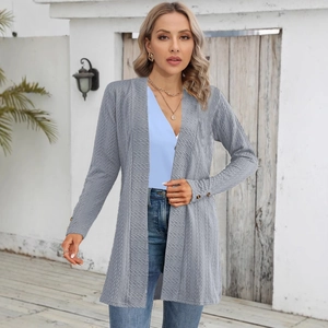 Damen Strickjacke in Grau mit Waffelstrick-Muster und Knopfdetails am Ärmel