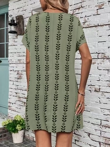 Vue arrière d'une robe tunique vert sauge avec imprimés végétaux noirs et coupe droite