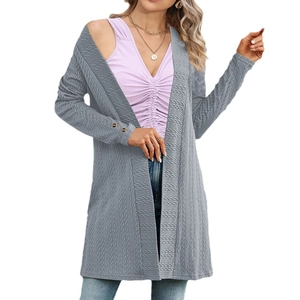 Damen Strickjacke in Grau mit strukturierter Textur, langen Ärmeln und Zierknöpfen am Bund