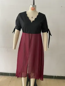 Détail du col en V festonné et de la couture de taille sur la robe patchwork bicolore