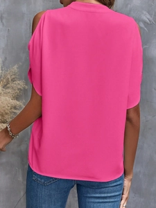 Rückansicht einer lässigen, rosenroten Chiffonbluse mit schulterfreiem Design und V-Ausschnitt