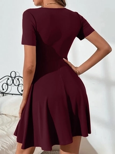 Vue arrière de la robe courte bordeaux en maille côtelée avec taille ajustée et jupe évasée
