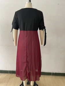 Vue arrière de robe col V avec haut noir, manches à nœud et jupe en mousseline bordeaux
