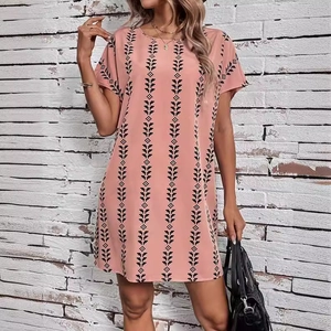Γυναικείο ροζ καλοκαιρινό φόρεμα με μαύρο boho print και μανίκια νυχτερίδα για διακοπές