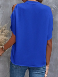 Detailansicht der Rückseite eines blauen Chiffon-Oberteils mit Cold-Shoulder-Schnitt