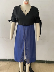 Détail du col en V avec bords ondulés et manches à nœud sur une robe bicolore patchwork