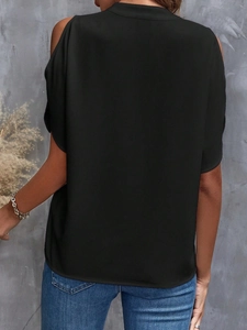 Rückansicht eines schwarzen schulterfreien Chiffon-Oberteils für Damen mit Rückendetail