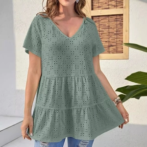 Haut à manches courtes pour femmes vert sauge avec col en V et broderie anglaise