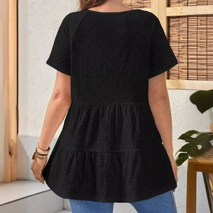 Haut noir pour femme avec broderie anglaise, design à plusieurs niveaux et manches courtes