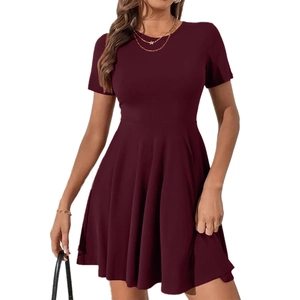 Robe trapèze bordeaux à manches courtes avec col rond et tissu en maille côtelée