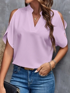 Detail der helllila Chiffonbluse mit schulterfreien Ärmeln und V-Ausschnitt