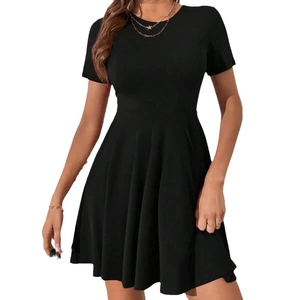 Robe courte noire à manches courtes en maille côtelée avec coupe ajustée évasée