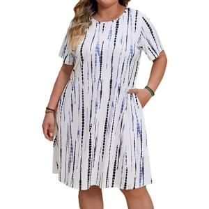 Abito estivo a maniche corte a righe tie-dye con scollo rotondo e tasche in bianco blu