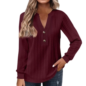 Dames gebreid shirt met lange mouwen in bordeauxrood met V-hals en amberkleurige knopen