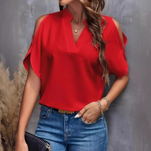 Hellrote Damen Chiffonbluse mit V-Ausschnitt und schulterfreiem Design zu Jeans kombiniert