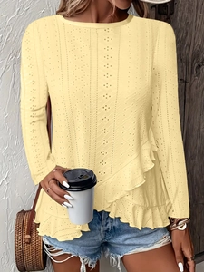 Détail du haut jaune clair en broderie anglaise avec volants étagés et motifs ajourés