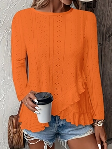 Détail du haut orange à manches longues avec broderie anglaise et volants multicouches