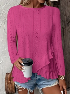 Détail du haut rose fuchsia à manches longues avec broderie anglaise et volants