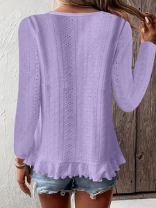 Détails du dos d'un haut violet à manches longues avec broderie anglaise et volants