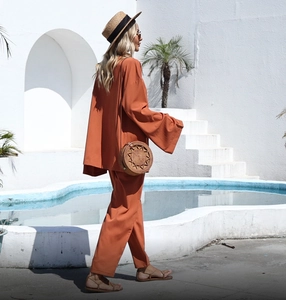 Détail de l'ensemble décontracté en coton lin orange avec chemise ample et pantalon assorti