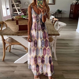 Détail de l'imprimé géométrique et du col en V sur une robe longue d'été violette