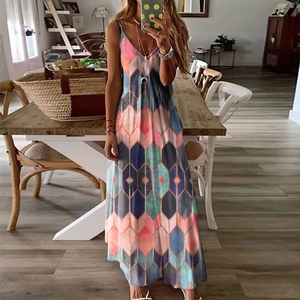 Détail de l'imprimé géométrique coloré sur cette robe longue de style bohème