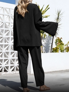 Vue arrière d'un ensemble deux pièces noir en coton et lin avec haut et pantalon amples
