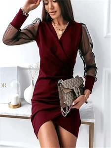 Détail d'une robe moulante bordeaux avec col en V et manches en tulle transparent