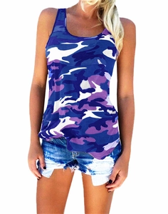 Detail eines schmal geschnittenen U-Ausschnitt-Tops mit blau-violettem Camouflage-Muster