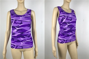 Detail eines lila Camouflage-Tops mit Rundhalsausschnitt und figurbetonter Passform