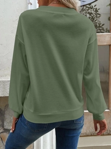 Detailierte Waffelstrick-Textur des olivgrünen langärmeligen lockeren T-Shirts