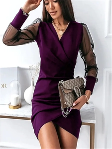 Détail d'une robe violet foncé à col en V avec élégantes manches bouffantes en tulle noir
