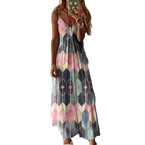 Détail d'une robe longue bohème avec imprimé géométrique coloré et décolleté en V profond