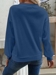 Rückansicht eines blauen Langarmshirts mit Waffelstruktur und bequemer lockerer Passform