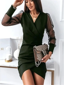Détail de la robe vert foncé à col en V avec manches en tulle noir et drapé à la taille