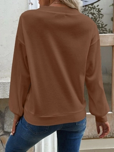 Rückansicht eines braunen Langarmshirts aus Waffelstrick mit lockerem Schulterschnitt
