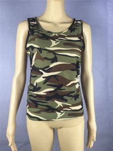 Détail d'un débardeur camouflage pour femme avec col rond et coupe dos nageur ajustée