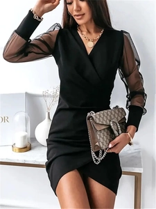 Détail de robe courte noire col en V avec manches lanternes en mesh transparent et coupe ajustée