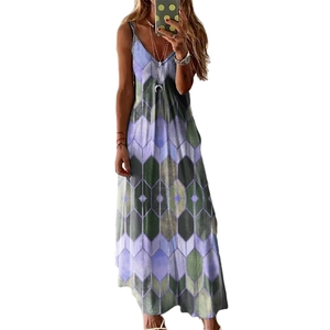 Détail d'une robe longue à col en V avec motif géométrique de losanges violet et vert