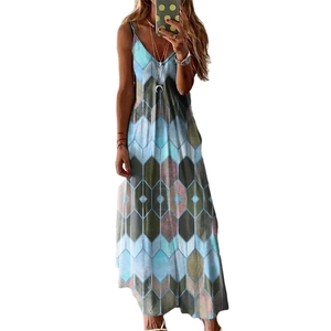 Détail d'une robe longue d'été à col en V avec motifs géométriques losanges bleu et gris