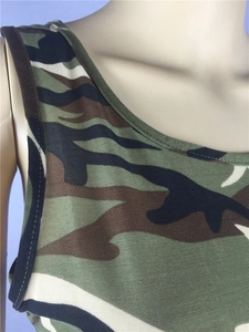 Détail du débardeur camouflage montrant les coutures de qualité et l'encolure ronde
