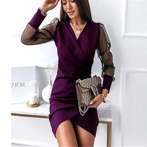 Robe moulante violette élégante avec col en V et manches bouffantes en résille