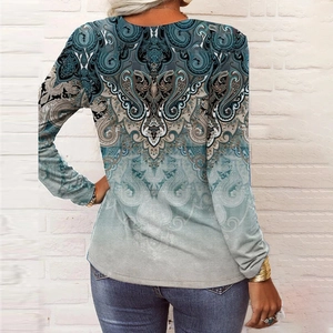 Vista posteriore di un top da donna a maniche lunghe con stampe etniche paisley