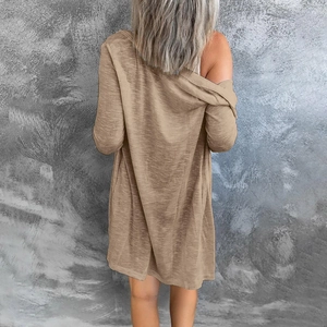 Vista dettagliata del retro del cardigan kaki a maniche lunghe con trama fine del tessuto e bordo