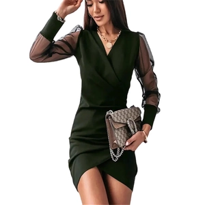 Robe moulante vert foncé à col en V avec manches en tulle et ourlet fendu asymétrique