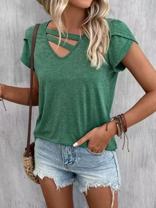 Gros plan d'un t-shirt vert à col en V avec des lanières croisées ajourées élégantes