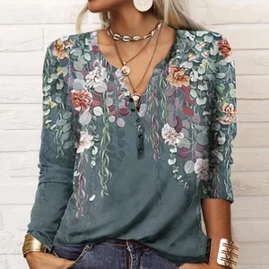 Dettaglio del top Henley a fiori con bottoni e scollo a V in grigio-verde e rosa