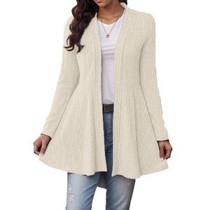 Cardigan da donna in maglia a coste color crema con apertura frontale e orlo svasato a pieghe