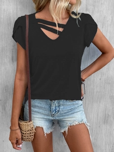 T-shirt noir femme à col en V avec manches pétales et détails de brides croisées
