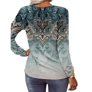 Vista posteriore di una maglietta a maniche lunghe da donna con stampa paisley vintage blu
